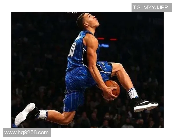 戈登连续砍下30分，助力魔术射鹰：震撼表现引领新赛季热潮